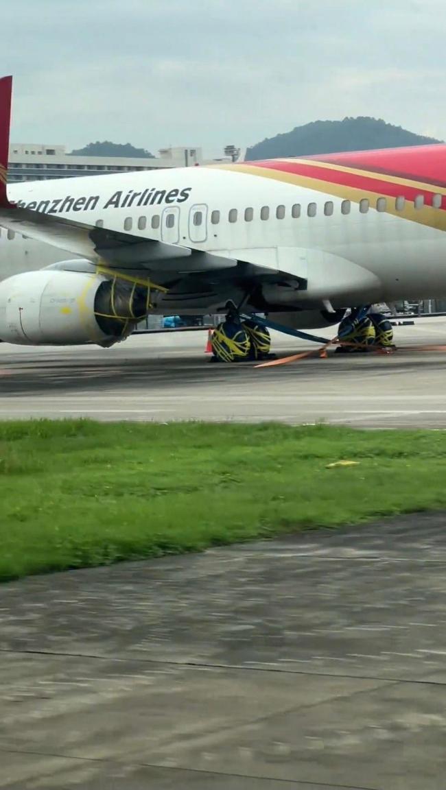 深圳机场一飞机被“五花大绑”