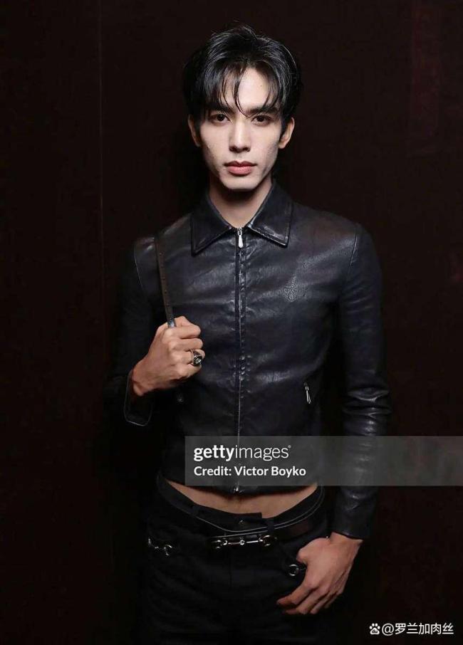 倪妮挽宋威龙胳背 米兰时装周亲密同业