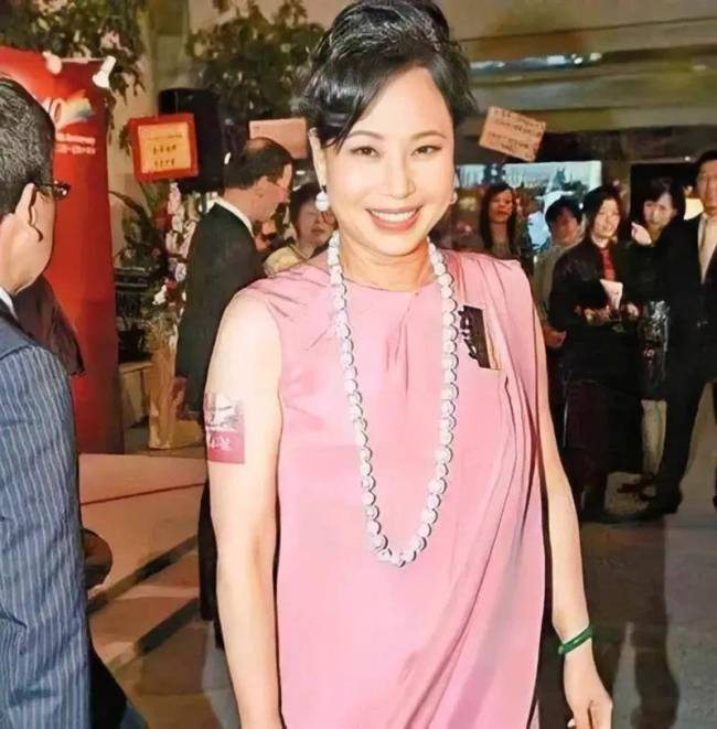 何猷启恋情曝光 新欢获眷属暖和