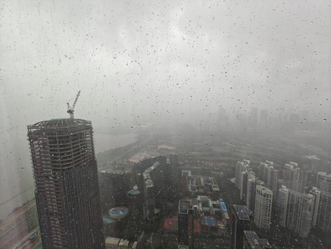 男子深圳被困酒店72层 看到风雨逼近