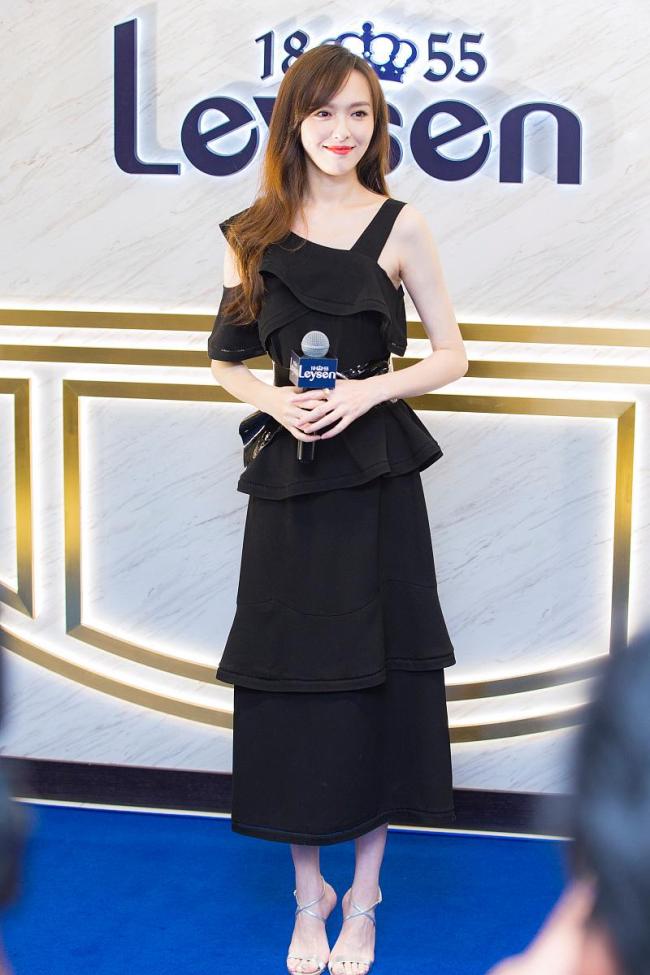 唐嫣时装周造型路透 轻松感与明艳感的双重博弈