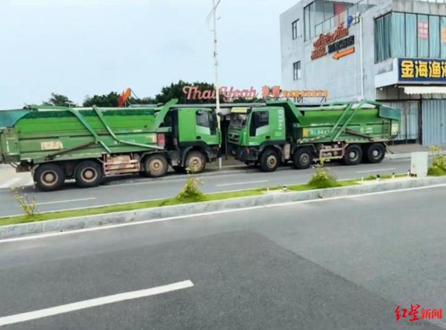 老板租十几辆大卡车围住店铺防台风，每台约400元