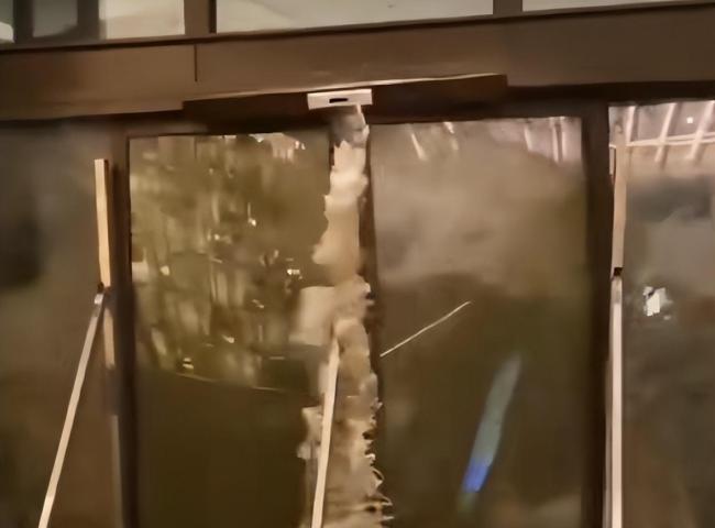 台风天海水冲爆酒店大门！有人被冲倒