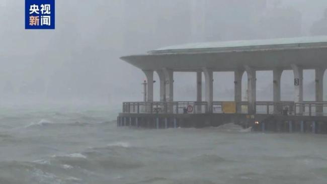 桦加沙袭港洪流冲破旅馆加固玻璃门 香港遇到十号风球