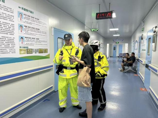 广东孕妇台风夜紧急送往医院生产 深惠两地交警接力护航