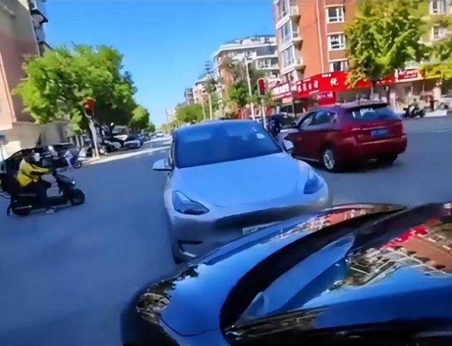丹东男子交通纠纷冒充公安人员被罚 网络视频引关注