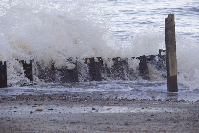 台风逼近 一家三口观浪时坠海 悲剧敲响警钟