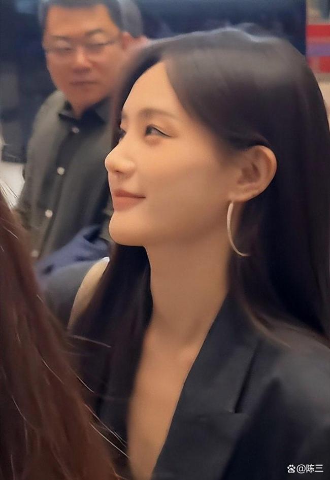 米兰街头偶遇关晓彤 时装周风姿迷东说念主