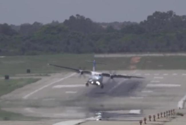 机场飞机遇强风 机翼狂甩险砸地 惊险画面曝光