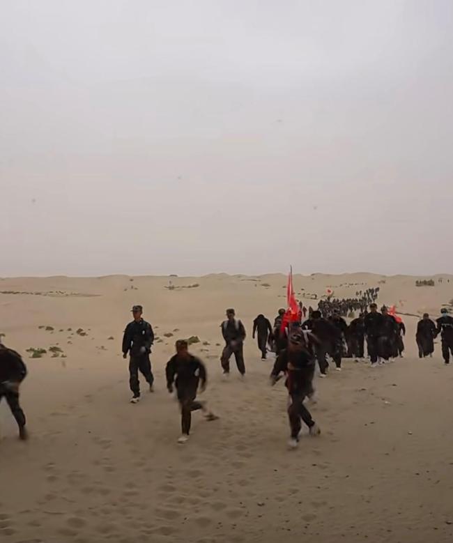 塔里木大学新生军训穿越12公里沙漠 重走“沙海老兵”路