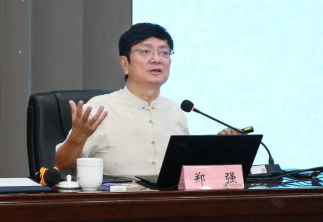 郑强在海南谈地方高校跨越式发展