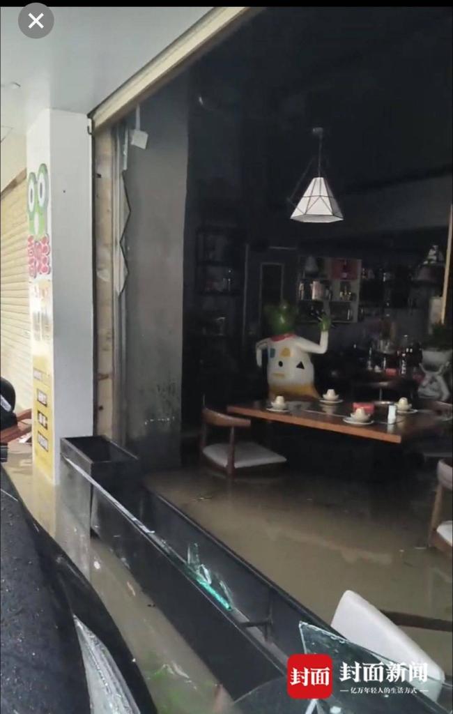 珠海司机台风天驾车造浪被拘10日 涉水行驶致商铺受损