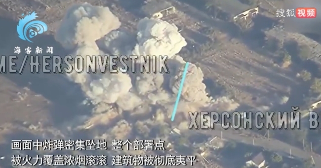 俄军投放3吨级炸弹轰炸乌机械化旅：炸弹剧烈爆炸 浓烟大片弥漫