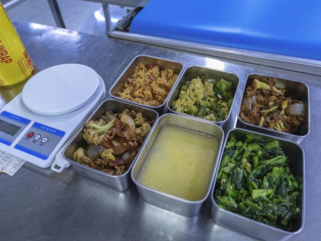 媒体：家长陪餐制不能走偏了 校园食品安全需真正监督