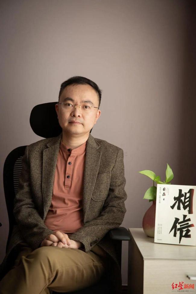 蔡磊每天依然用眼控处理大量工作 抗“冻”斗士不屈精神