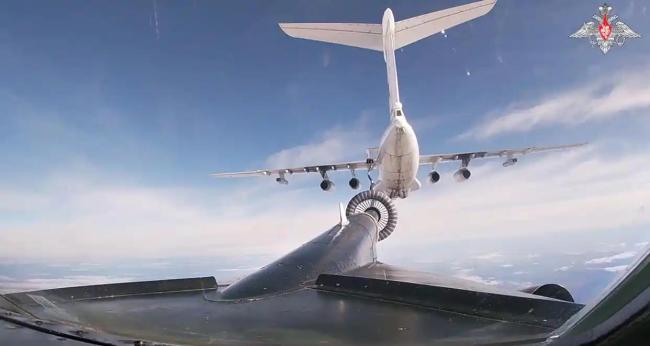 俄图-95在中立水域上空巡航超14小时 完成空中加油与护航任务