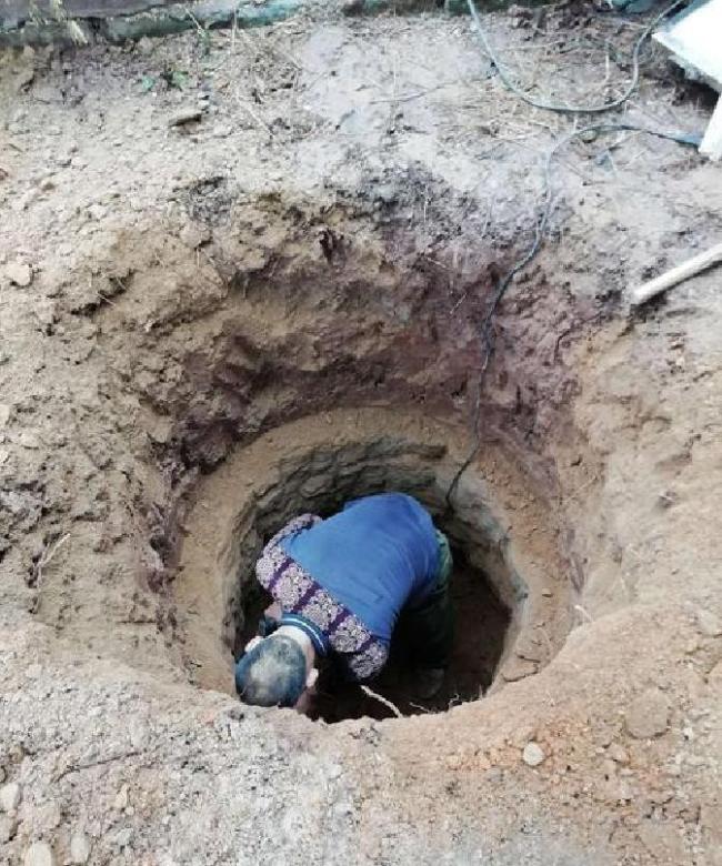 Shaanxi农民在耕作土地时挖掘国家财富，铜财富出