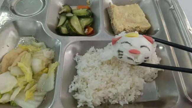偷着给孩子带饭的上海家长们
