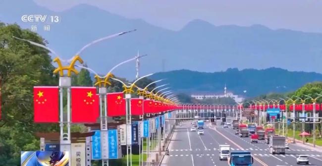 国庆中秋临近各地飘起“中国红”