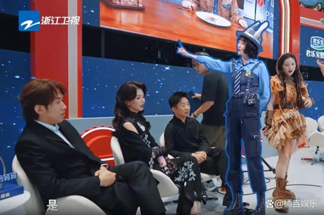 关晓彤的腿都到宋小宝的胸了