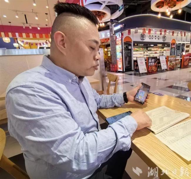 餐馆搬走 老板挨个给会员打电话退款 诚信经营暖人心