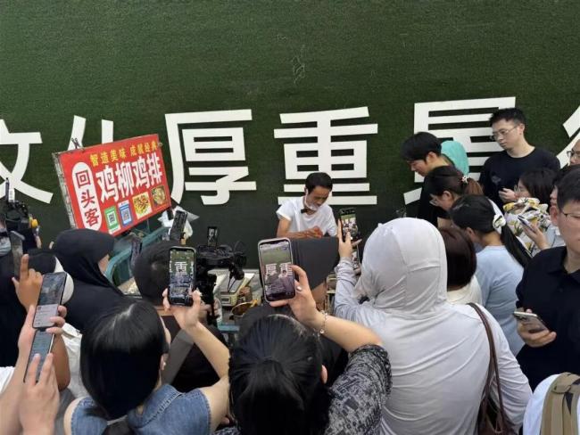 鸡排哥爆红本质是“真诚者的胜利”