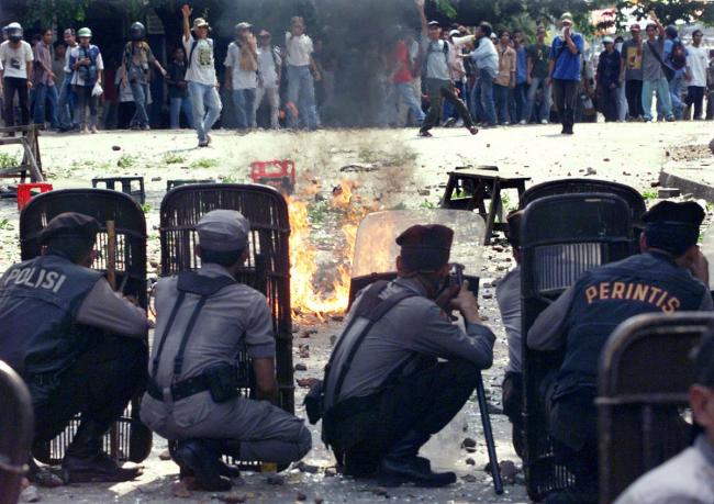 马达加斯加骚乱已致5人死亡 宵禁下的动荡局势