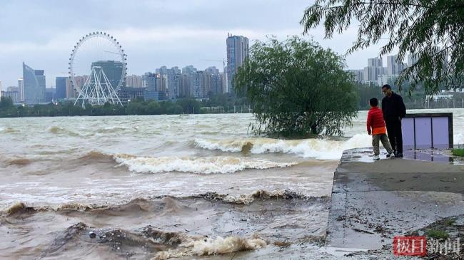 应对持续秋雨，丹江口水库开启六孔泄洪