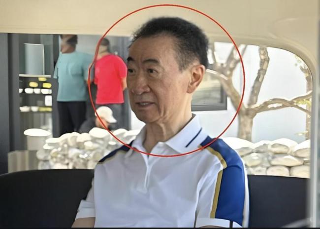 瘦成皮包骨的王健林，不能坐飞机了