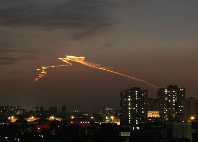 北京天空现神奇火箭云 市民惊叹奇观