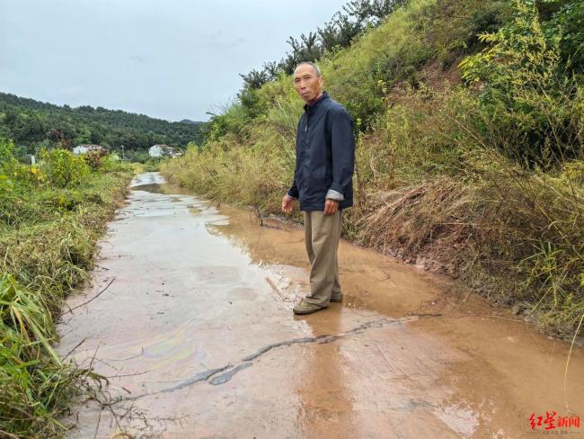 唐飞机坠机点距起飞地约50米 旁边是鱼塘和水库