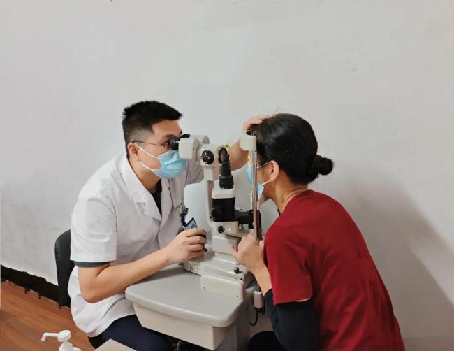 浙江女子一到晚上眼睛就发痒:睫毛上附着10个灰白色虫体蠕动!竟与老伴有关 阴虱感染引发眼部瘙痒