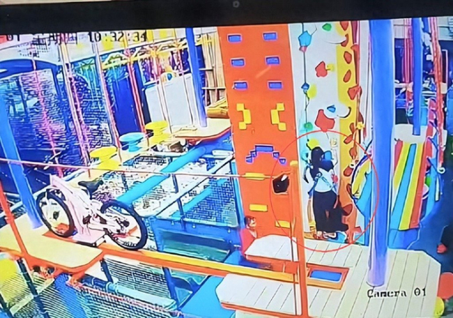 一个10岁的女孩爬上一块高石头攀登会导致骨盆骨