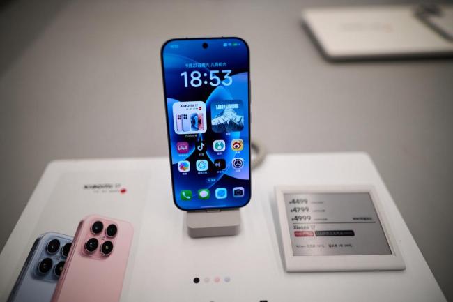 卢伟冰回应小米17pro背屏做痛机 二次元文化新载体