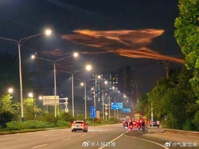 京津冀地区上空出现奇特云彩 美丽七彩云现身