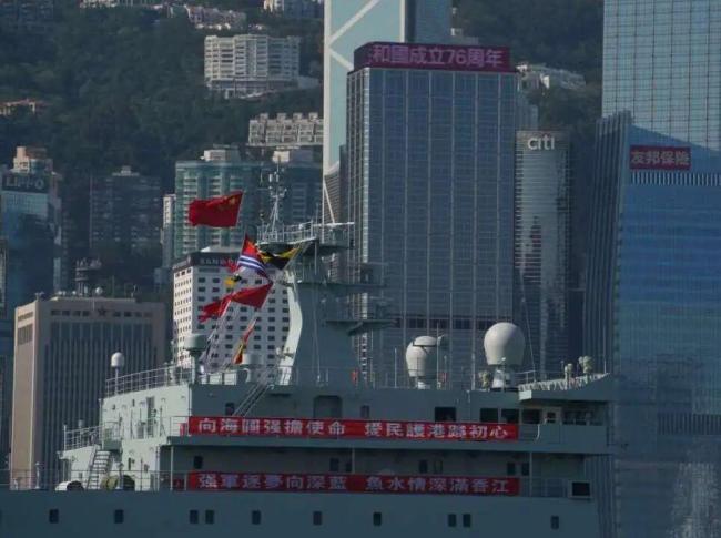 戚继光舰官兵摆出76字样 献礼国庆共祝国安家好