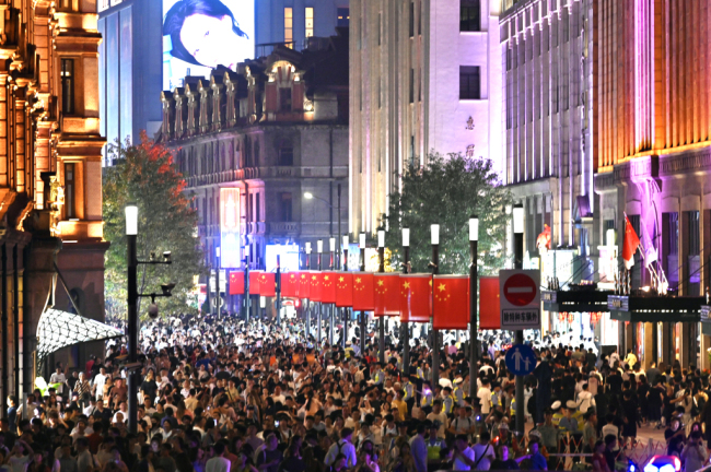 上海外滩夜色醉佳客 国庆灯光秀璀璨夺目