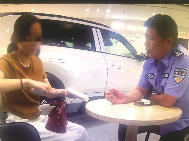 女子深陷“投資理財”騙局 警方及時出手 成功攔截37.8萬元黃金