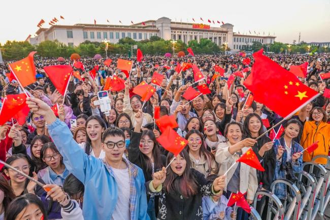 天安門廣場(chǎng)放飛1萬只和平鴿 共慶祖國(guó)76華誕