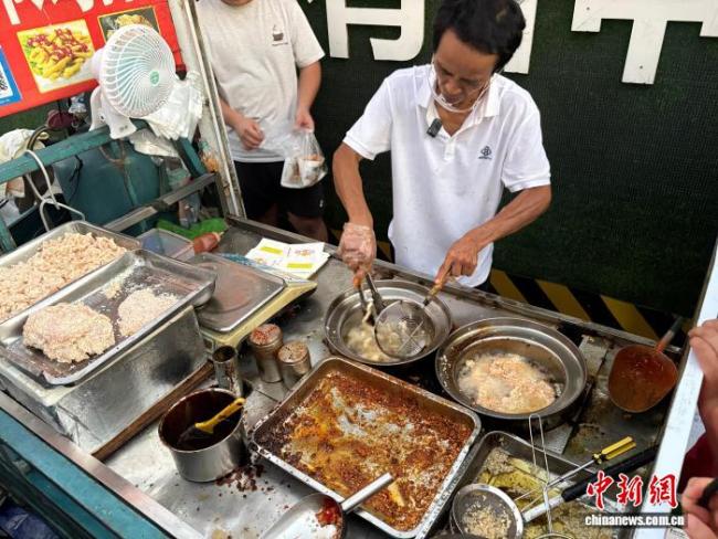 学生志愿者轮班维持鸡排哥摊位秩序