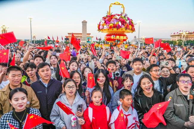 天安門(mén)廣場(chǎng)放飛1萬(wàn)只和平鴿 共慶祖國(guó)76華誕