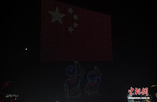 国庆旅游 无人机与烟花秀最配了 光影画卷庆华诞