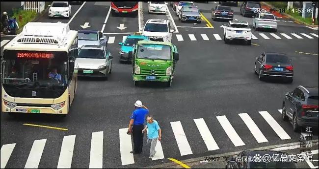 被15秒3次敬礼暖到 温暖互动刷屏全网