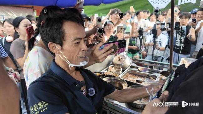 自制“鸡排哥”徽章的高中生发声 正直踏实获点赞