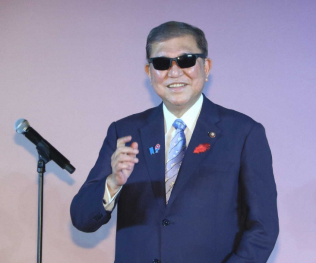 石破茂获“日本最佳眼镜佩戴者”奖