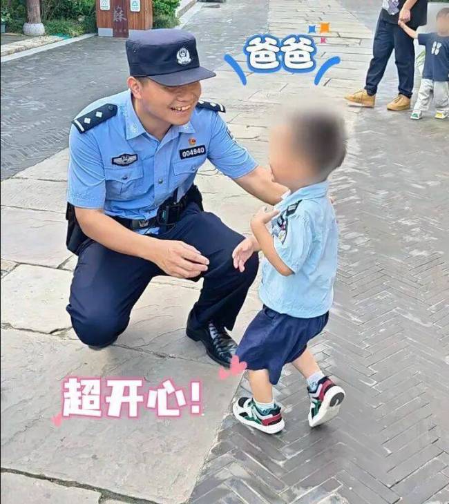 萌娃探班警爸还“口出狂言” 奶声奶气比大小