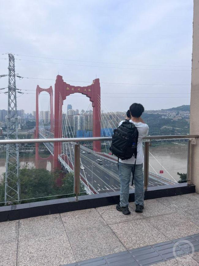 重庆红岩村大桥吸引外地游客 国庆热门打卡地
