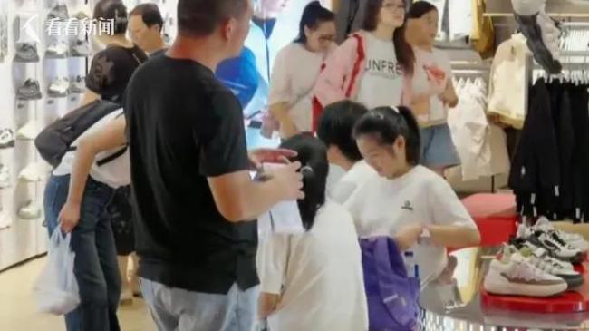 老外涌入上海商场消费：我们那买不到 国庆购物热潮来袭