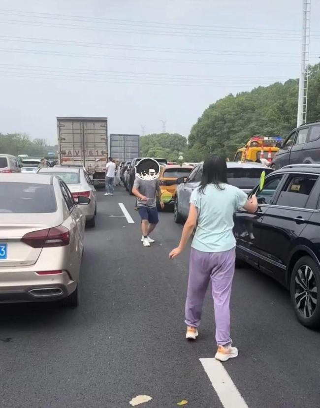 国庆高速堵车 有人打球有人钓鱼 堵车中的别样乐趣