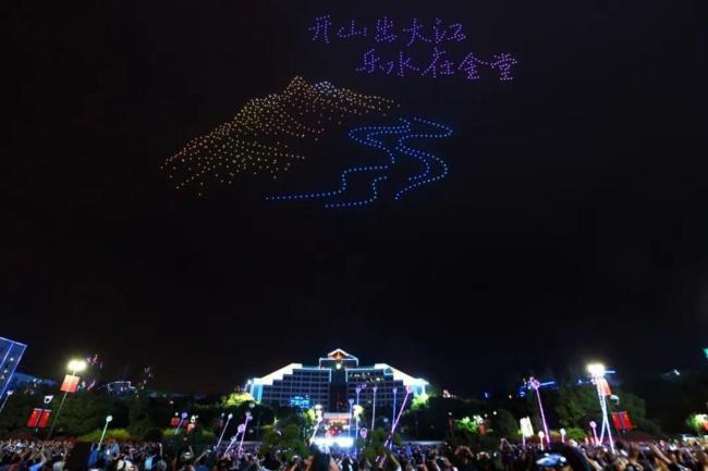 成都999架无人机点亮夜空 光影绘金堂故事